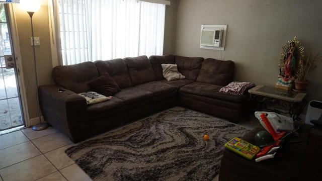 414 W 4Th St, Stockton CA: https://media.crmls.org/mediaz/fe46b8b7-c55d-43d4-b2f2-645821d0a7cc.jpg