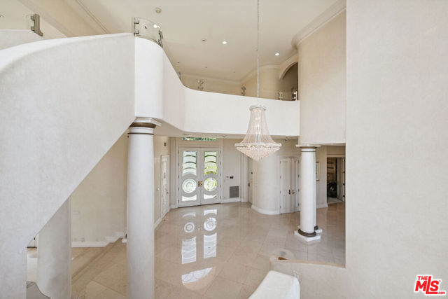 3303 Clerendon Road, Beverly Hills CA: https://media.crmls.org/mediaz/fe46e6dd-7d44-4ff0-8d86-167430760b82.jpg