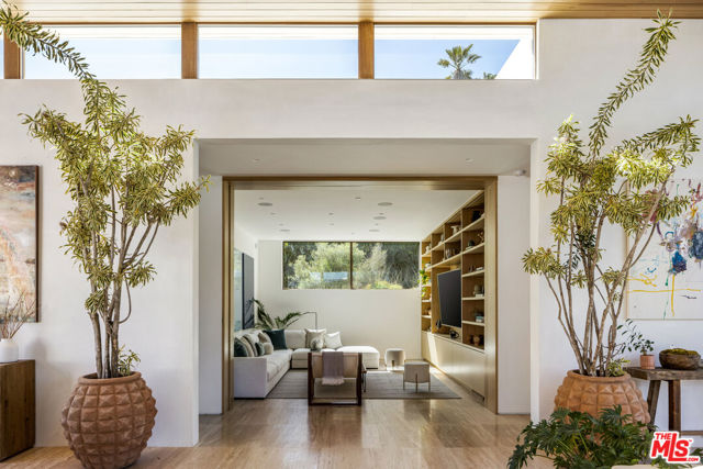 28837 Selfridge Drive, Malibu CA: https://media.crmls.org/mediaz/fe470c91-c0f5-44ae-a2b9-c6d110cf91cc.jpg