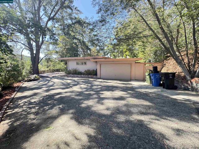 919 Janet Ln, Lafayette CA: https://media.crmls.org/mediaz/fe47a09d-31fd-4f0c-8f5c-f5be99357894.jpg