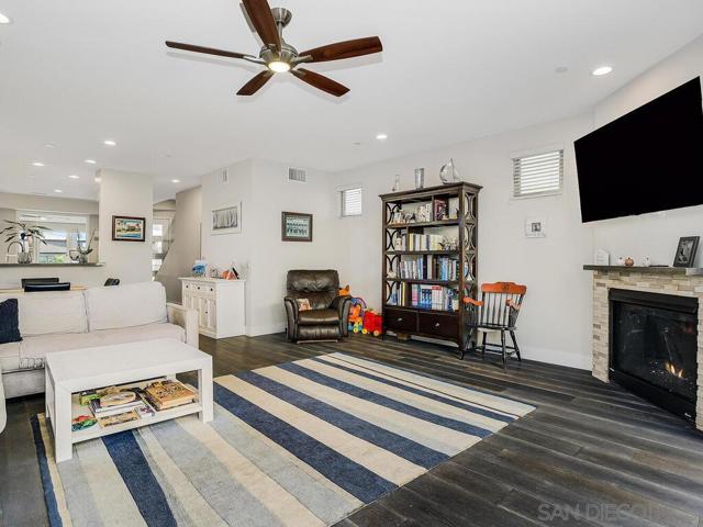 938 Opal St, San Diego CA: https://media.crmls.org/mediaz/fe486a5e-e65a-4578-ad48-cc7be3e48407.jpg