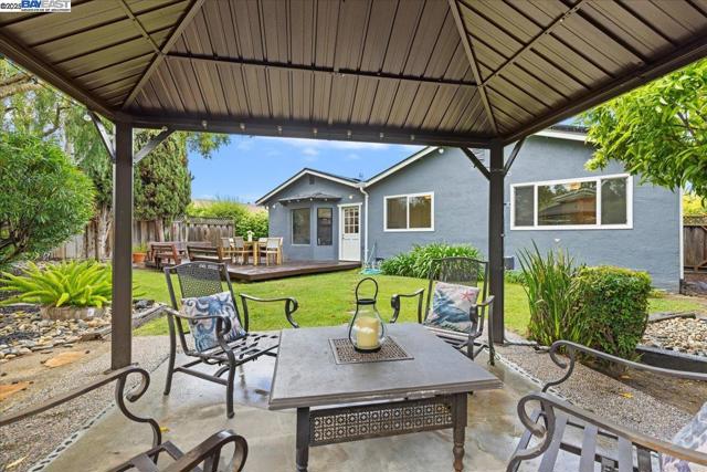 34264 Atteridge Pl, Fremont CA: https://media.crmls.org/mediaz/fe49d9cd-c5ef-443c-9ee5-a2761b695132.jpg