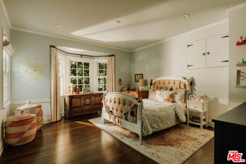 https://media.crmls.org/mediaz/fe49dd77-3d50-47d5-827b-40a0e15813b2.jpg?preset=X-Large