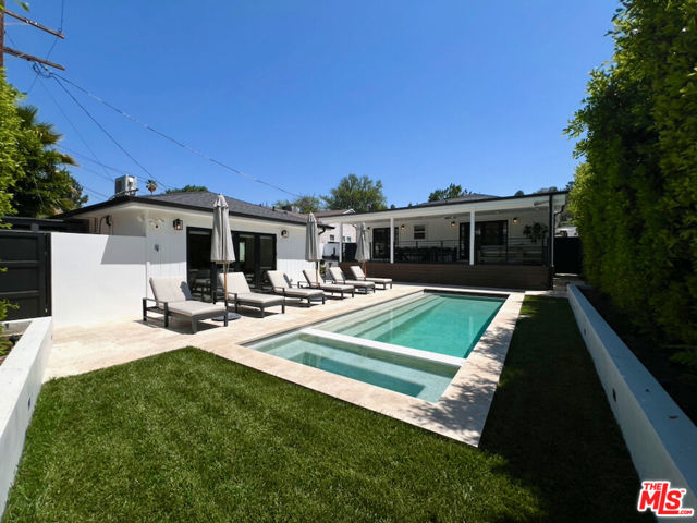 18033 Rosita Street, Encino CA: https://media.crmls.org/mediaz/fe4b02a8-d01a-48eb-8eae-a812da60ba7a.jpg