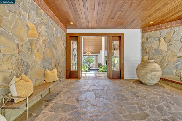 1121 Eagle Nest Ct, Danville CA: https://media.crmls.org/mediaz/fe4b4600-4f57-4817-a61b-1e735861014a.jpg