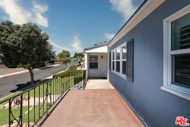 5572 Bradna Drive, Los Angeles CA: https://media.crmls.org/mediaz/fe4c6fbb-80b5-44b9-80bc-2031782485dd.jpg