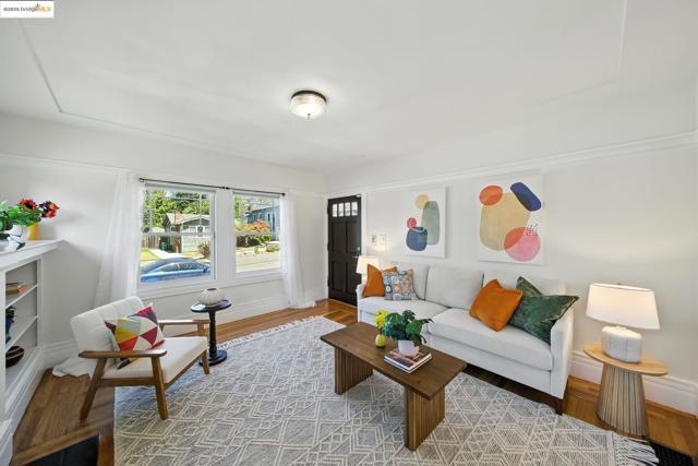 4415 Fleming Ave, Oakland CA: https://media.crmls.org/mediaz/fe4e294f-0419-4436-a8b7-aca5235831f0.jpg