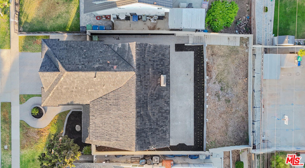 https://media.crmls.org/mediaz/fe4e9cf7-1392-4cf6-acb2-f7f6d6d8b399.jpg?preset=X-Large
