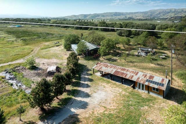 79547958 Lovers Lane, Hollister CA: https://media.crmls.org/mediaz/fe4ea5ca-899b-45f1-8d50-dd9d533d955d.jpg
