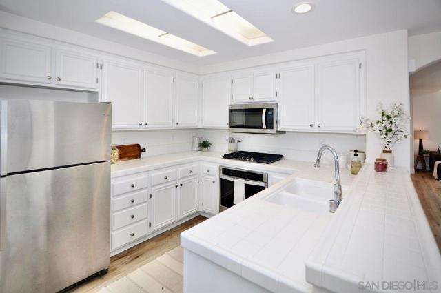 10878 Caminito Colorado, San Diego CA: https://media.crmls.org/mediaz/fe503ef3-aad6-465e-b888-1420416f680e.jpg