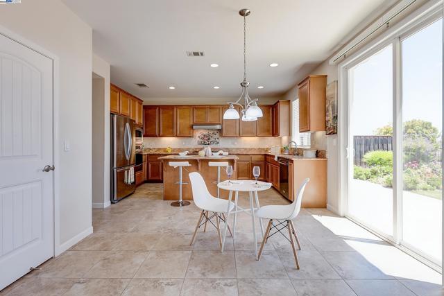 2528 AMANTEA WAY, Dublin CA: https://media.crmls.org/mediaz/fe50f8c8-ca2a-4036-9e5c-a8fb293f2acd.jpg