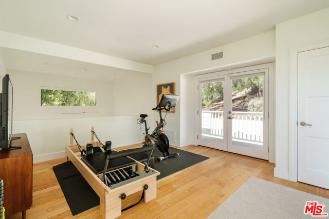 2261 Vasanta Way, Los Angeles CA: https://media.crmls.org/mediaz/fe526419-79aa-4500-a8dd-6746acba1d52.jpg