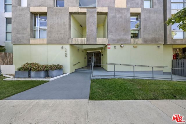 2400 Corinth Avenue, Los Angeles CA: https://media.crmls.org/mediaz/fe529bd6-da5b-411a-8081-8bab6e9b8913.jpg