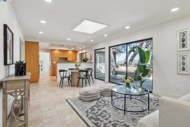 361 Castle Crest Rd, Alamo CA: https://media.crmls.org/mediaz/fe52d451-64fc-46d2-a6dd-4531fc27cc3a.jpg
