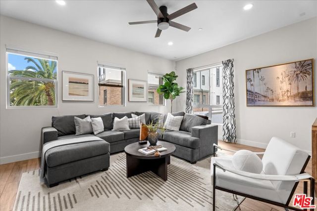 12714 W Sea Spray Place, Playa Vista CA: https://media.crmls.org/mediaz/fe545096-5e0d-4699-a5b5-012aeb6d825a.jpg