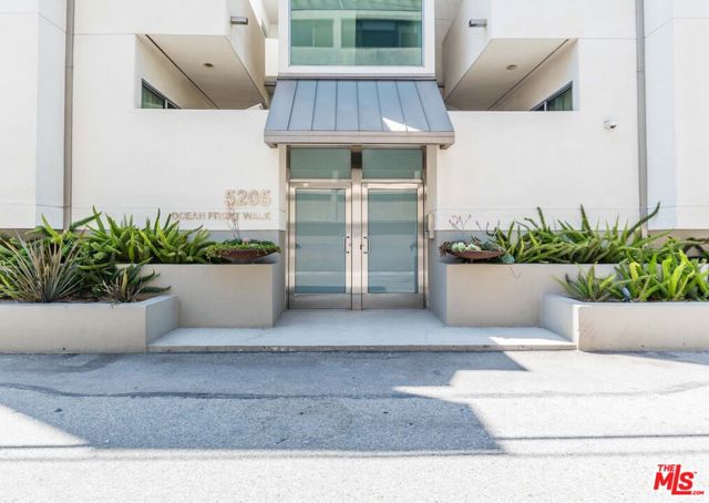 5205 Ocean Front Walk, Marina del Rey CA: https://media.crmls.org/mediaz/fe54a6bb-9269-497d-9263-a24977b7702d.jpg