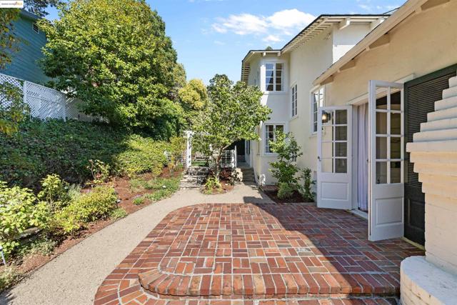 5701 La Salle Ave, Oakland CA: https://media.crmls.org/mediaz/fe564877-a956-48a5-8b61-a3d890eff015.jpg