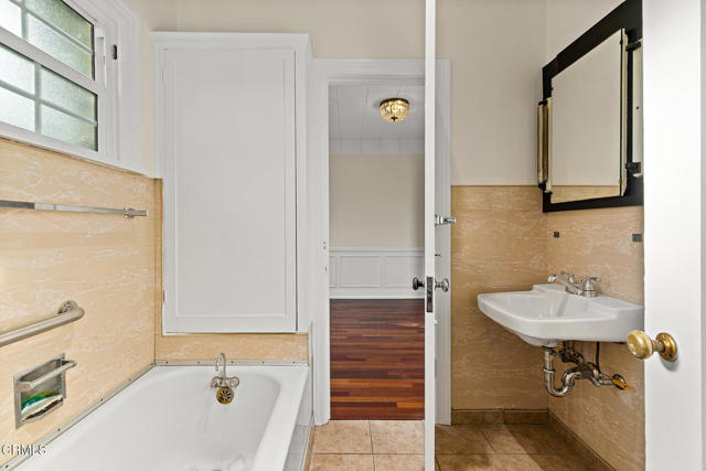 259 Acacia Street, Altadena CA: https://media.crmls.org/mediaz/fe56e481-8083-433b-ab0f-375909b8ef55.jpg