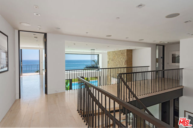 32852 Pacific Coast Highway, Malibu CA: https://media.crmls.org/mediaz/fe589482-4d86-4448-b45d-19b06fb7a85b.jpg