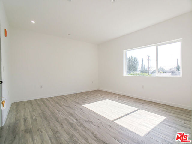 1229 S Kingsley Drive, Los Angeles CA: https://media.crmls.org/mediaz/fe5905ed-51b9-4c07-93b8-d9c27f502ed9.jpg