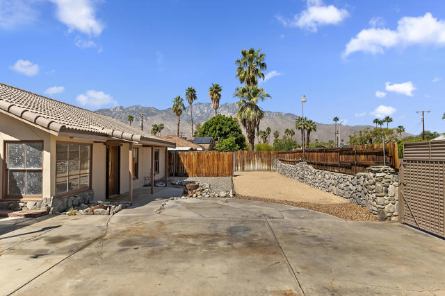 3933 E Calle San Antonio, Palm Springs CA: https://media.crmls.org/mediaz/fe593517-005e-48f6-aa70-147fee7e0c18.jpg