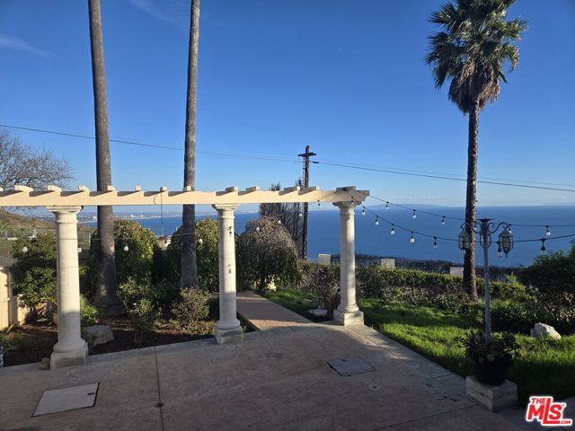 20776 Big Rock Drive, Malibu CA: https://media.crmls.org/mediaz/fe59b330-88d8-42e0-9ba1-98ce1a42ff01.jpg
