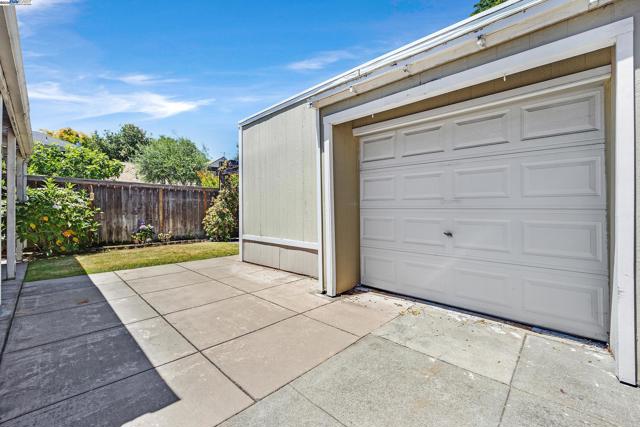 1137 Post St, Alameda CA: https://media.crmls.org/mediaz/fe5b89e0-0eef-4335-827a-6ee2264dc655.jpg