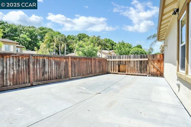 513 Mendota St, Brentwood CA: https://media.crmls.org/mediaz/fe5b9b59-4819-4f9b-a3d2-4f0cdd8b4dea.jpg