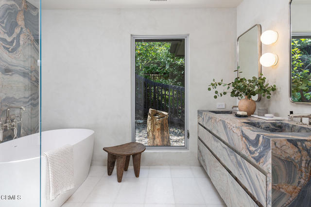 808 Inverness Drive, La Canada Flintridge CA: https://media.crmls.org/mediaz/fe5caf48-8683-4a99-8c8a-b5f46678db43.jpg