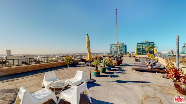 215 W 7th Street, Los Angeles CA: https://media.crmls.org/mediaz/fe5dae12-e0b3-4af9-a6eb-d12f42f5a99e.jpg