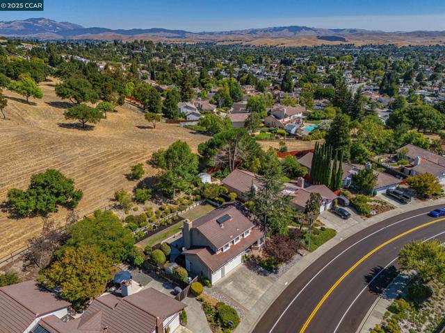 11478 Rolling Hills Dr, Dublin CA: https://media.crmls.org/mediaz/fe5de777-1206-4576-89a1-6c64ac779251.jpg