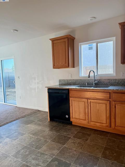 105 Harp Ct, Merced CA: https://media.crmls.org/mediaz/fe5df361-eaba-484c-a3d0-c07749702152.jpg