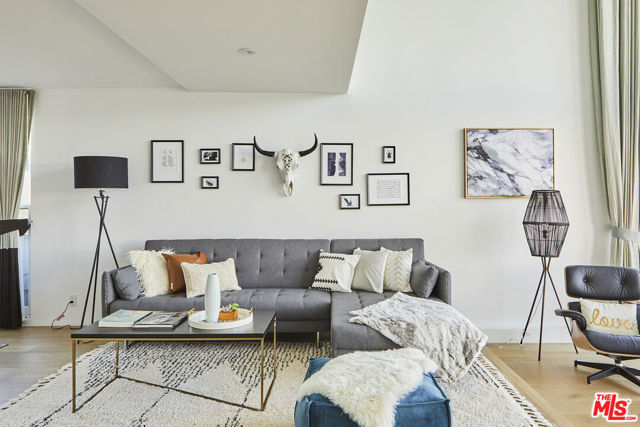 5515 Pacific Avenue, Marina del Rey CA: https://media.crmls.org/mediaz/fe5e6f24-2c0b-4706-aba8-a8aa4a9d2d06.jpg