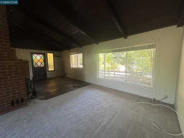 120 Sexton Rd, Sebastopol CA: https://media.crmls.org/mediaz/fe5e763e-fe85-4a63-a6c9-aa6a05c9fcba.jpg