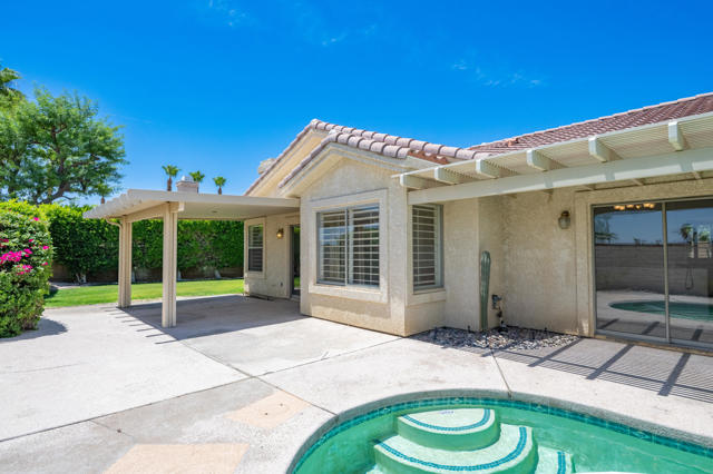44950 Calle Santa Barbara, La Quinta CA: https://media.crmls.org/mediaz/fe5ebda9-4289-425f-a023-25ff275c0495.jpg