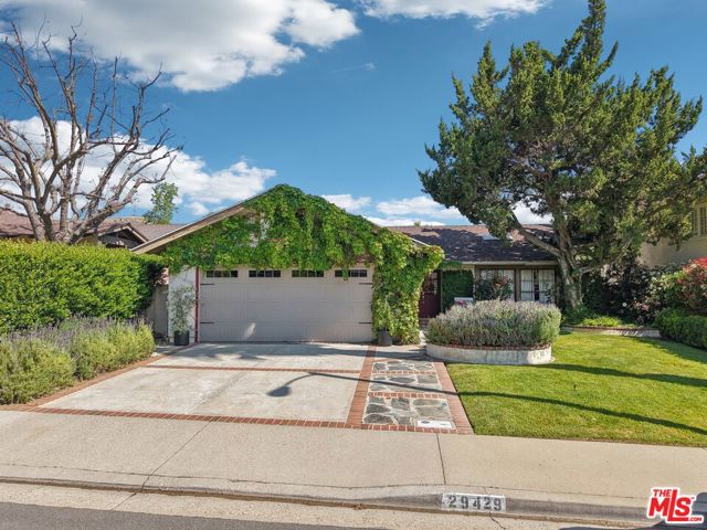 29429 Trailway Lane, Agoura Hills CA: https://media.crmls.org/mediaz/fe5f4b07-018f-4968-9cf6-d416fb0cd29c.jpg