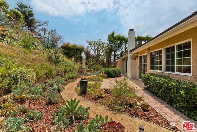 17181 Avenida De La Herradura, Pacific Palisades CA: https://media.crmls.org/mediaz/fe5fdcff-c038-45f0-84b9-931ed366bb83.jpg