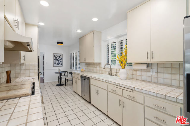 4450 Coronet Drive, Encino CA: https://media.crmls.org/mediaz/fe6045b2-f7a0-4f9d-a227-2207ab7c6266.jpg