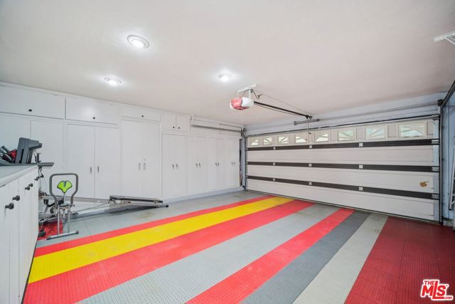 9520 Via Tivoli, Burbank CA: https://media.crmls.org/mediaz/fe618537-874a-46a3-80d5-046d3bfb708d.jpg