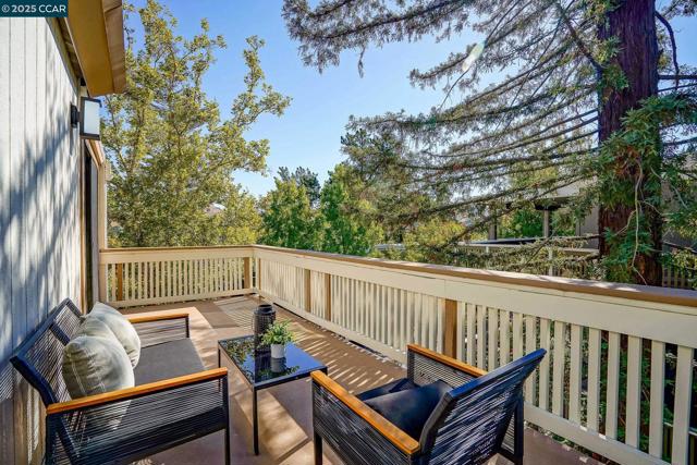 1364 Running Springs Rd, Walnut Creek CA: https://media.crmls.org/mediaz/fe62391d-dfcc-4301-b0fe-16744bf7c08c.jpg