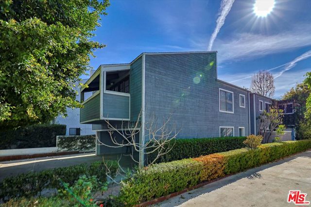 12416 Moorpark Street, A photo 2