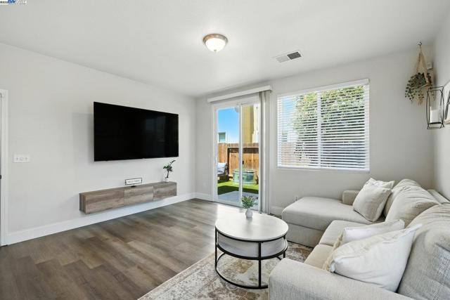 2501 Aimonetti ave, Sacramento CA: https://media.crmls.org/mediaz/fe63cf9a-38d9-4c3a-a75d-e475509c12a4.jpg