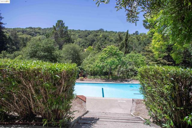 2044 Ascot Dr, Moraga CA: https://media.crmls.org/mediaz/fe63f67d-5575-4e34-b5d0-4350979fc89e.jpg