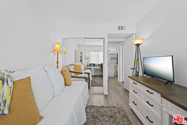 21901 Lassen Street, Chatsworth CA: https://media.crmls.org/mediaz/fe64e1d7-42ec-43b1-bc97-4d55a6a89e51.jpg