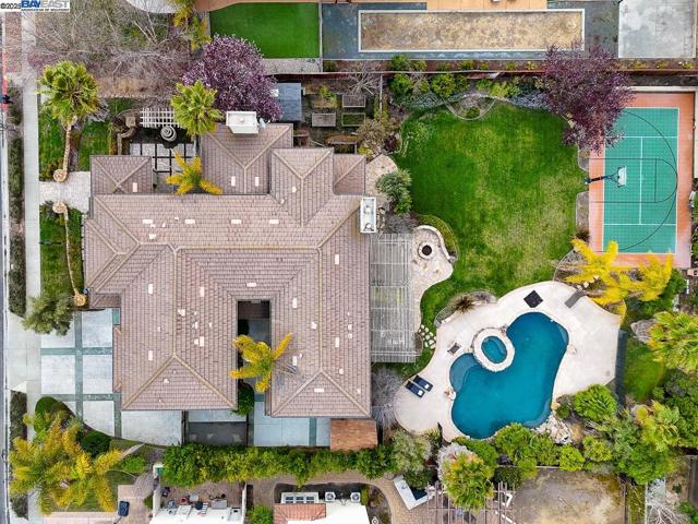 1037 Sunset Creek Ln, Pleasanton CA: https://media.crmls.org/mediaz/fe65732e-c45d-41ec-b2a9-047021bc2b1d.jpg