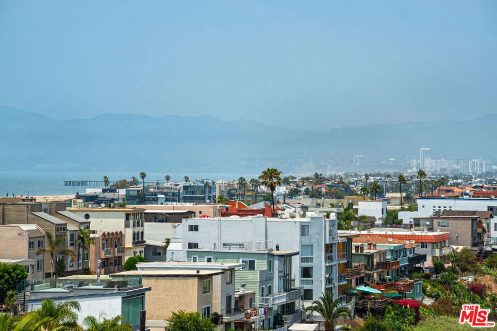 https://media.crmls.org/mediaz/fe66a940-8e3f-4aac-9670-d552d3bce492.jpg?preset=X-Large