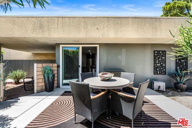 3072 Sunflower Circle, Palm Springs CA: https://media.crmls.org/mediaz/fe66fd8d-a404-49d8-bf8b-39429bac77f1.jpg