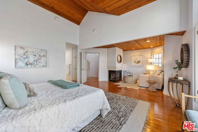 134 Roma Court, Marina del Rey CA: https://media.crmls.org/mediaz/fe67aca9-1a81-401b-95cc-a16a0ddb378c.jpg