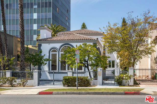 107 N Doheny Drive, Beverly Hills CA: https://media.crmls.org/mediaz/fe67adfe-486f-46d0-b50e-cfa7888d7d22.jpg