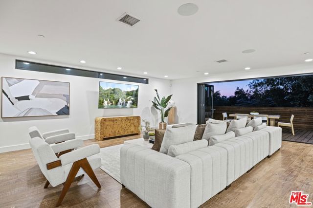 3873 Berry Drive, Studio City CA: https://media.crmls.org/mediaz/fe686a24-8309-4f5a-b77f-43c9c58a67b4.jpg